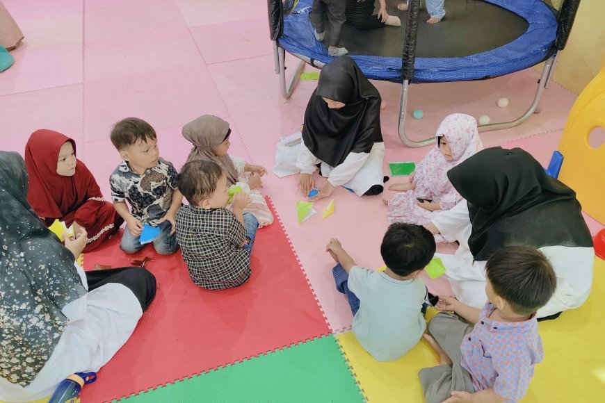 Melatih Kreativitas Sejak Dini: Santri TK Akhlak Cendekia Muslim Asyik Membuat Kerajinan dari Kertas Origami