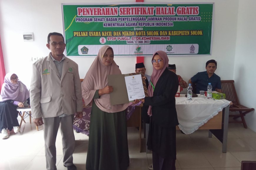 Penyerahan Sertifikat Halal Gratis di Galeri 88 Kampung Jawa Kota Solok