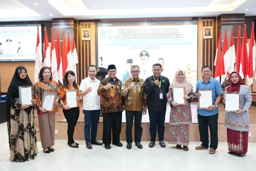 KP HCCM Kepri: Pemerintah Kota Batam Menyerahkan 1400 Sertifikat Halal BPJPH Kemenag RI Dari HCCM Batam