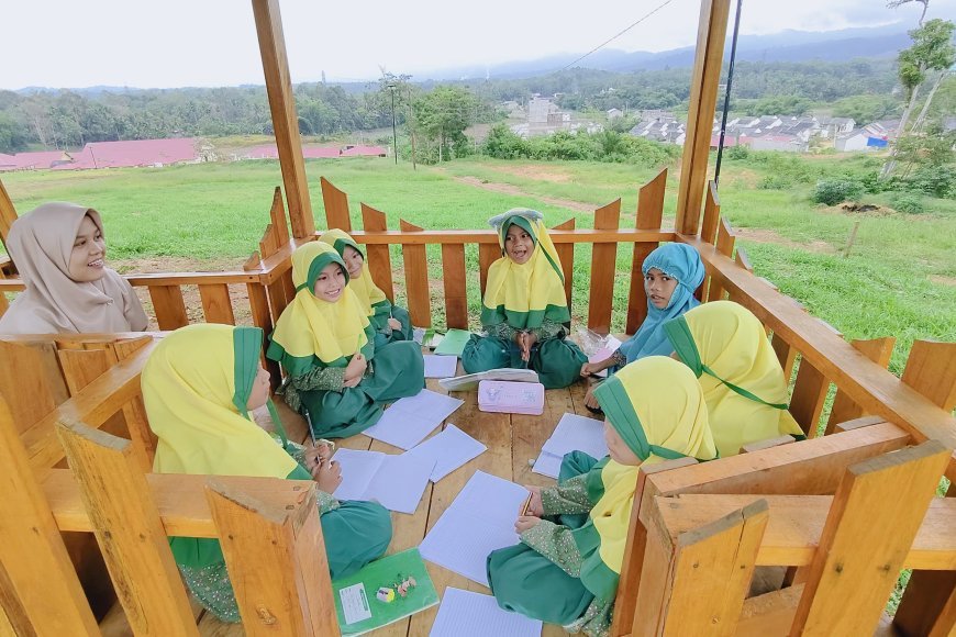Santri SD Akhlak Cendekia Muslim Semangat Belajar di Rumah Pohon Cendekia Muslim