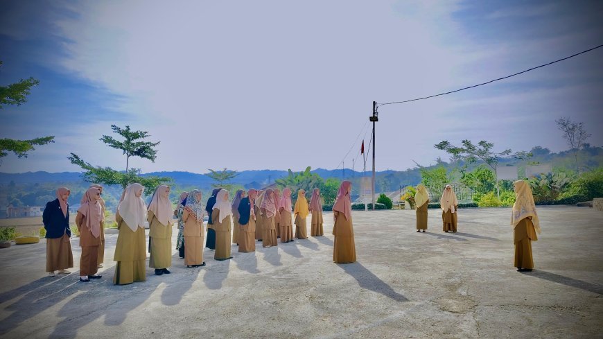Apel Pagi Penuh Semangat di Lapangan Cendekia Muslim Sijunjung