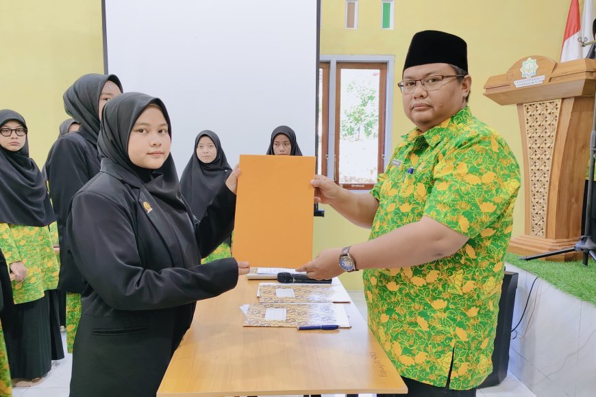 Pelantikan Kepala Sekolah dan Wakil Kepala Sekolah SMP Akhlak Cendekia Muslim serta Wakil Direktur Pusdiklat dan Penandatanganan SK Guru di Perguruan Islam Cendekia Muslim
