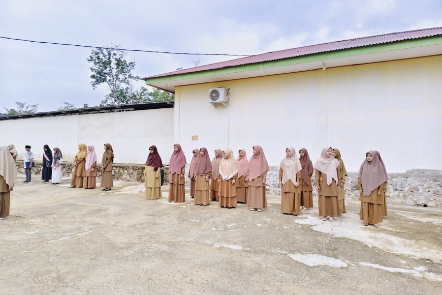 Upacara Bendera Santri di Perguruan Islam Cendekia Muslim Berlangsung Khidmat, Hadirkan Brigpol Trio Revando sebagai Pembina Upacara