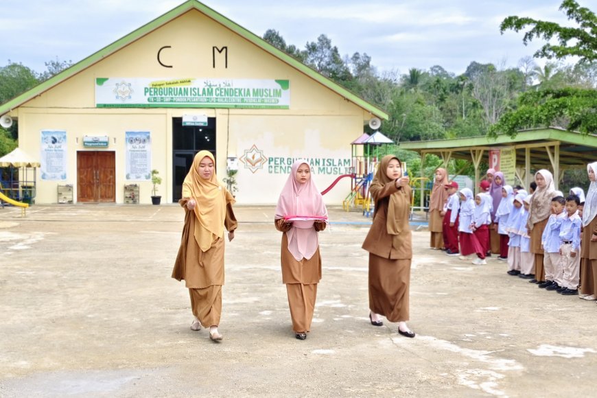 Upacara Bendera Santri di Perguruan Islam Cendekia Muslim Berlangsung Khidmat, Hadirkan Brigpol Trio Revando sebagai Pembina Upacara