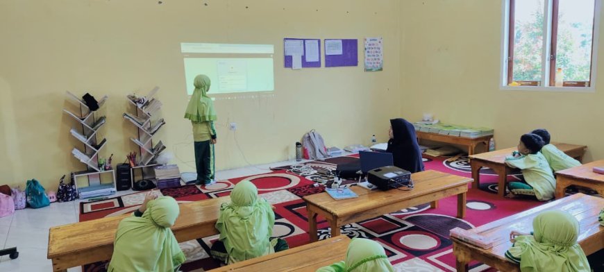 Meramu Tradisi dalam Inovasi: Santri Kelas 1 Abu Bakar As-Siddiq Sekolah Akhlak Cendekia Muslim Eksplorasi Khasiat Beras Kencur Lewat Gamifikasi