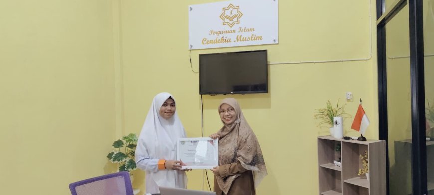Bidikan Emas dari Sijunjung: Nurin Batrisya Herman, Santri SMP Akhlak Cendekia Muslim, Sabet Dua Medali di Ajang Panahan Nasional