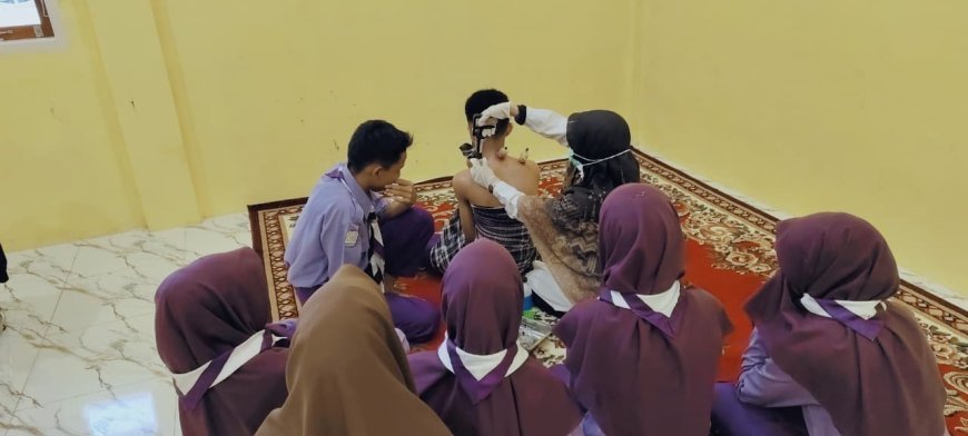 Menghidupkan Tradisi Pengobatan Rasulullah: Santri Kelas VIII Ibnu Sina SMP Akhlak Cendekia Muslim Sijunjung Dalami Teknik Bekam