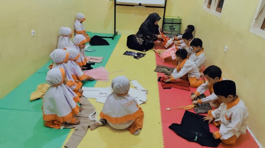 Belajar Mandiri dari Hal Sederhana, Santri TK B Madinah Berlatih Melipat Baju Sendiri